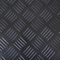 Rubber mat 1 meter breed, motief traanplaat