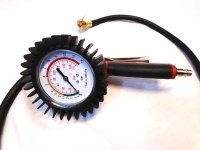 Bandenvulpomp met meter en diverse accessoires